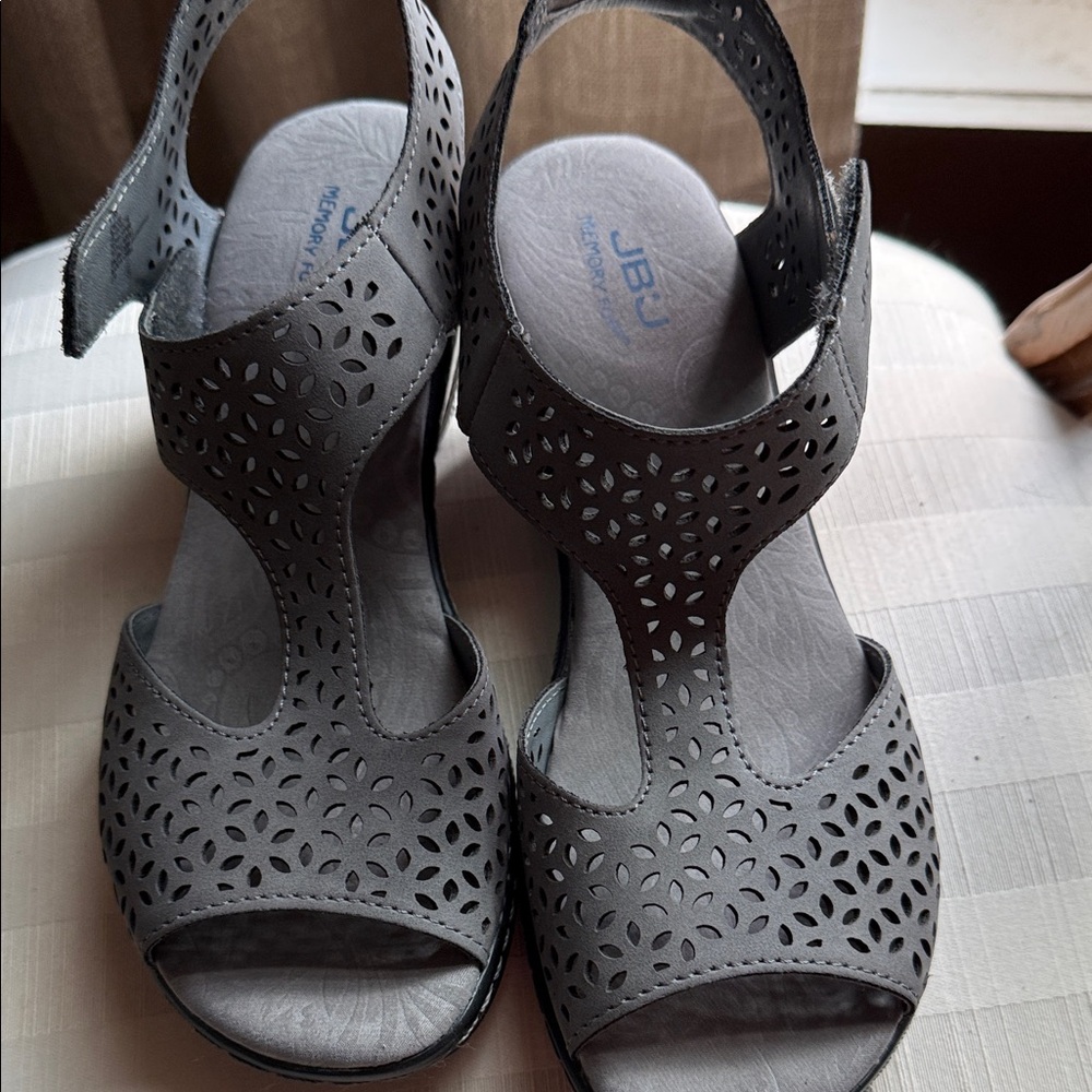 JBU Women's Gray Floral Cutout Sandals